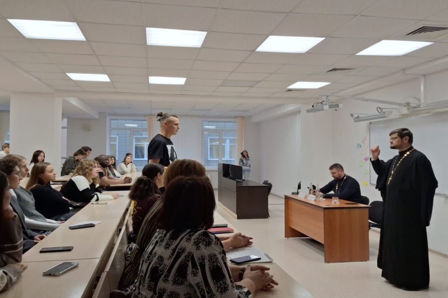 studenty_fakulteta_mezhdunarodnyh_ otnoshenij_vstretilis_s_predstavitelem_rpcz_ncfu_03.jpg