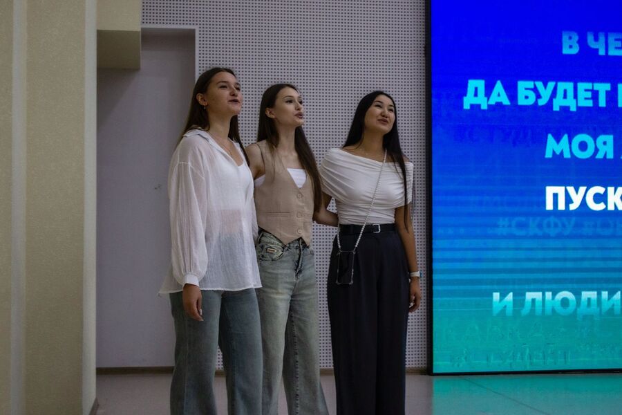 pervokursniki_fakulteta_mezhdunarodnyh_otnoshenij_poluchili_studencheskie _bilety_ncfu_ru_03.jpg
