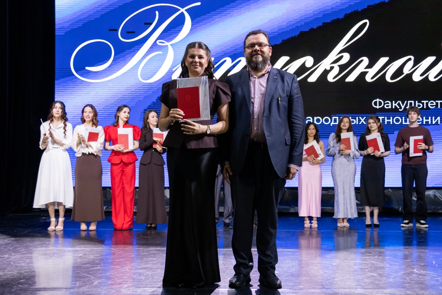 s-diplomom-k-novym-vershinam-na-fmo-proshla-torzhestvennaya-ceremoniya-vypuska-studentov-fmo-ncfu-ru-04.jpg